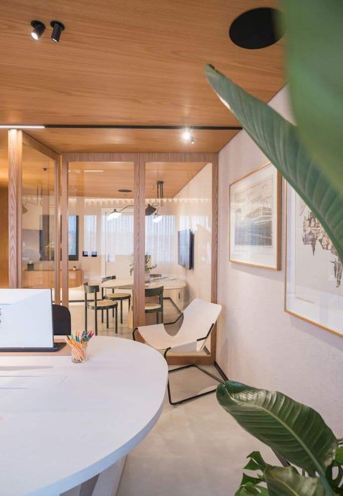 Warm, lichte kantoorruimte met houten details en planten