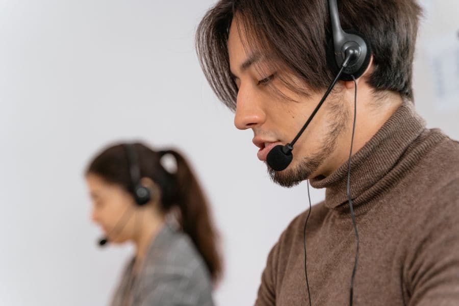 Klantenservicemedewerker met headset in een rustig kantoor